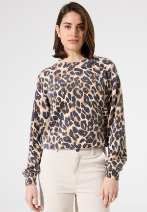Pull en imprimé léopard en matériau doux, avec des manches longues, un col rond et une coupe décontractée. La palette de couleurs comprend du beige, du noir et du marron.