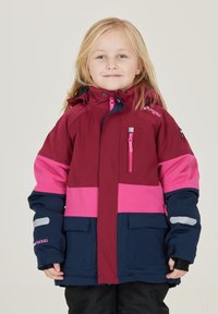 Maroon, pink og marineblå vinterjakke med en lynlås lomme, justerbar hætte og reflekterende detaljer. Fremstillet af slidstærkt, isoleret materiale.