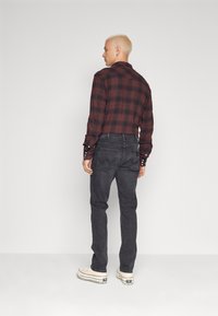 Wrangler GREENSBORO - Blugi drepți - thunder