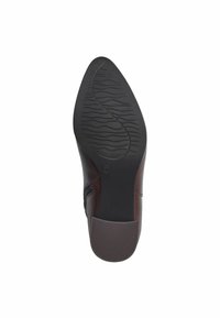 Scarpa in pelle marrone con suola in gomma nera testurizzata; punta affusolata e chiusura con zip laterale, caratterizzata da sottili dettagli di cucitura.