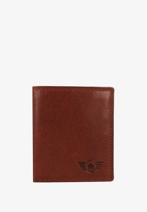 Portefeuille en cuir marron avec une texture lisse, design bi-fold et détail de logo embossé dans le coin inférieur droit. Bords cousus.