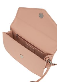Borsa a tracolla in pelle rosa chiaro con chiusura a scatto magnetico, tasca interna con zip e tracolla regolabile. Texture liscia e design minimalista.