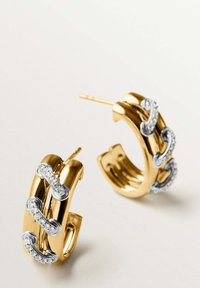 Pendientes de aro dorados con enlaces plateados entrelazados y acentos transparentes, acabado pulido y un seguro cierre de presión.