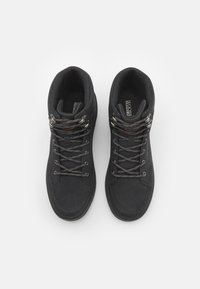 Scarpe nere alte in suede e tessuto con occhielli metallici rotondi, lacci piatti e colli imbottiti per il comfort.
