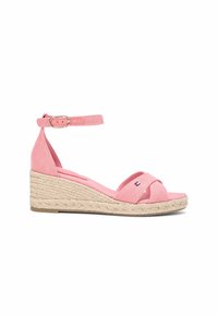 Lyserød kile sandal med ankelsnor, krydsede frontremme, flettet jute-platformsål og lille rektangulært logo på den øverste rem.