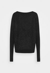Pull noir en tricot avec une texture côtelée et des accents de fil métallique, à manches longues et décolleté bateau.