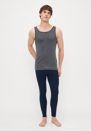Graues Tanktop mit einem Rundhalsausschnitt, kombiniert mit marineblauen Leggings, die eine glatte Textur und ein figurbetontes Design aufweisen.