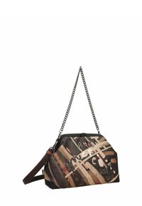 Bolso de mano negro y marrón con patrones abstractos, correa de cadena metálica y superficie texturizada. Presenta varios acentos de colores y detalle del logo.