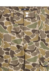 Camo cargo shorts in tanssi, vihreä ja ruskea sävy. Ominaisuuksia ovat joustava vyötärönauha, nappisuljenta ja sivutaskut. Sileä puuvillakangas.