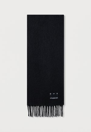 Fekete sál puha anyagból, rojtos széllel. Téglalap alakú, egyik végén "CPH STUDIOS" feliratos címkével.