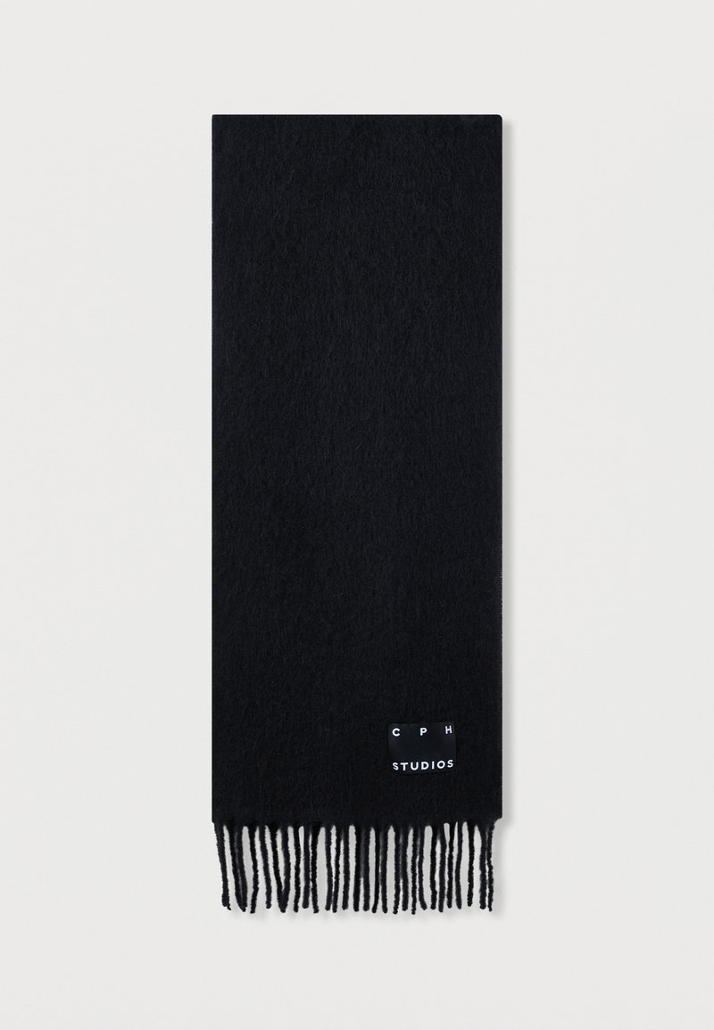 Czarny szalik z miękkiej tkaniny z frędzlami na brzegach. Ma prostokątny kształt i metkę z napisem "CPH STUDIOS" na jednym końcu.