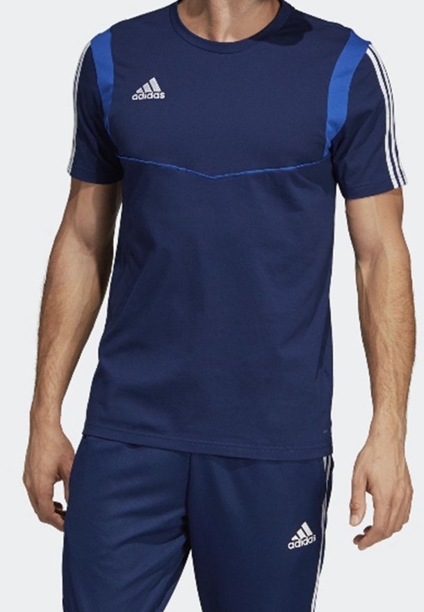 Camiseta deportiva azul marino con detalles en azul claro, mangas cortas, diseño de cuello redondo y logo blanco de Adidas en el pecho.