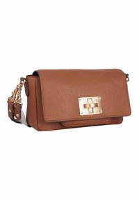 Hnedá kožená crossbody taška s textúrovaným povrchom, zlatým kovovým hardvérom a klapkovým uzáverom s dvojitým uzamykacím zámkom.