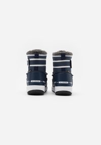 Botas impermeables de color azul marino con forro de piel gris, detalles en rayas blancas y grises, y una suela texturizada. Cuentan con correas ajustables y logotipos.