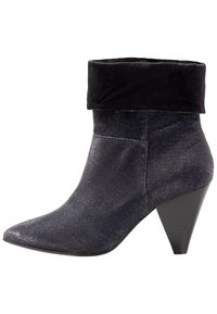 Bottines à bout pointu en tissu denim bleu marine avec un revers en velours noir, présentant un talon effilé et une texture vertébrale verticale.