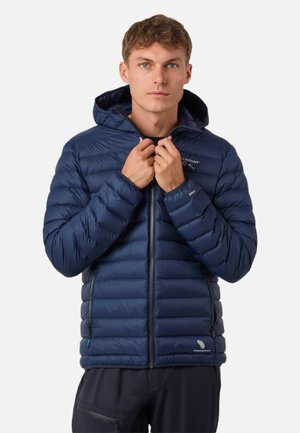 Giacca imbottita blu navy con cappuccio, design trapuntato, zip frontale e tasche laterali. Presenta un logo sul petto e una texture liscia e lucida.