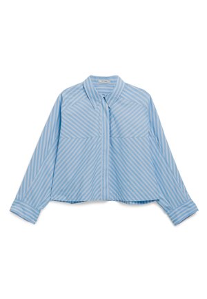 Camicia azzurra chiara, a maniche lunghe, con bottoni e strisce verticali bianche, colletto classico e dettagli ai polsini. Due tasche frontali.