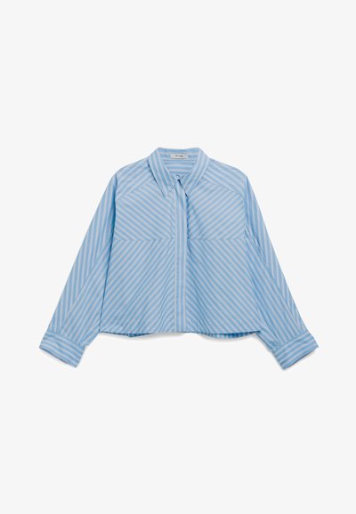 Camicia azzurra chiara, a maniche lunghe, con bottoni e strisce verticali bianche, colletto classico e dettagli ai polsini. Due tasche frontali.
