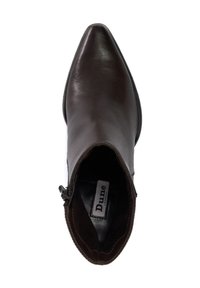 Bruine lederen enkelboot met een spitse neus, een gladde textuur, een rits aan de zijkant en een zwarte binnenvoering. Dune-logo zichtbaar aan de binnenkant.