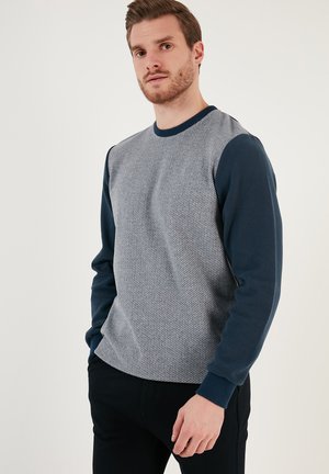 Sweatshirt aus Baumwollmischung mit einem strukturierten grauen Körper, navyblauen Ärmeln sowie geripptem Ausschnitt und Bündchen. Klassische Passform mit minimalem Design.