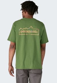 Patagonia M'S UNITY FITZ RESPONSIBILI-TEE - Camiseta estampada - terrain green