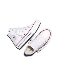 Een paar witte Converse All Star hoge sneakers met rood- en blauwgestreept ontwerp en witte veters op een witte achtergrond.