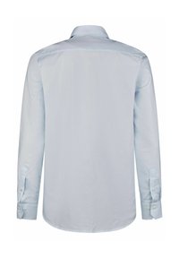 Lichtblauwe blouse met lange mouwen gemaakt van een gladde stof. Klassieke kraag, met knopen afgesloten mouwen, subtiele textuur. Eenvoudig ontwerp, zonder patronen of accenten.