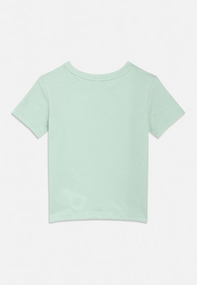 Tricou simplu, verde deschis, cu mâneci scurte, așezat plat, văzut din spate cu guler rotund pe un fundal alb.