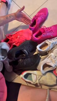 Dažādi sporta apavi dažādās krāsās: roze, melna, balta un krēmkrāsa. Iespējas ietver dažādus materiālus, tekstūras un šņorēšanas stilus.