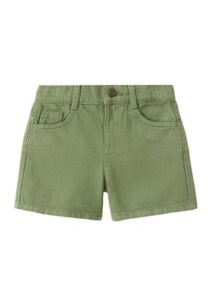 Zelene pamučne kratke hlače s gumbom sprijeda, petljama za remen i tri prednja džepa na bijeloj pozadini.