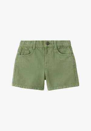 Grønne bomuldsshorts med frontknap, bæltestropper og tre forlommer på hvid baggrund.