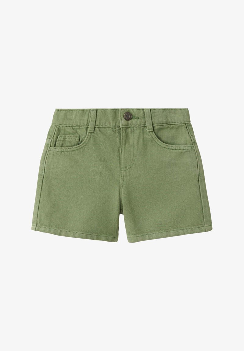 Short en coton vert avec bouton devant, passants pour ceinture et trois poches avant sur fond blanc.