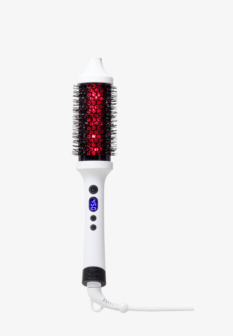 Brosse de coiffage électrique, poignée blanche, poils noirs avec accents rouges, écran digital avec réglages de température, cordon pivotant à 360 degrés.