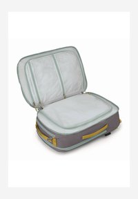 Borsa da viaggio grigia con accenti gialli, dotata di un interno in rete e chiusure a doppia zip. Si apre ampiamente per un facile accesso ai contenuti.