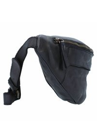 Marsupio in pelle nera con design curvo, singolo cinturino regolabile e chiusura con zip metallica. Presenta cuciture visibili e una texture liscia.