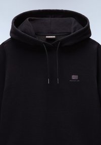 Zwarte hoodie met een voorzak, koordjes en een klein logo op de borst. Gemaakt van zachte stof met een gladde textuur.