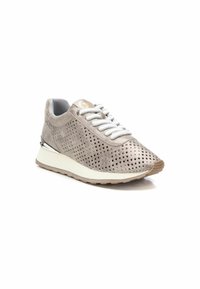 Zapatilla deportiva de ante gris claro con diseño perforado, cordones blancos y suela acolchada. Presenta un sutil acento metálico en el talón.