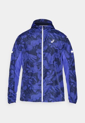 Paarse sportjas met een draaiend zwart-blauw patroon, voorzien van een volledige ritssluiting aan de voorkant en een capuchon; gemaakt van lichtgewicht stof.