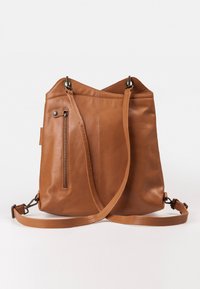 Braune Leder-Tote mit einer seitlichen Reißverschlusstasche, verstellbarem Riemen und einem strukturierten Design. Glatte Textur und minimalistischer Stil.