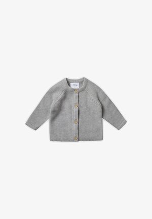 Lichtgrijze gebreide babycardigan met lange mouwen en vier houten knopen aan de voorkant, plat gelegd op een witte achtergrond.