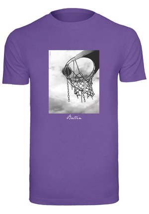 Fioletowa bawełniana koszulka z czarno-białą grafiką kosza do koszykówki, z napisem "Ballin'" w białym kursywą na dole.