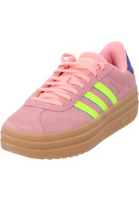 Różowe zamszowe sneakersy z neonowymi zielonymi i niebieskimi akcentami, okrągły czubek, płaska gumowa podeszwa i sznurówki. Logo trzech pasków z boku.