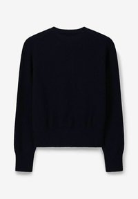 Pull en tricot bleu marine avec un ourlet et des poignets côtelés, doté d'un col rond et de longues manches raglan. Texture douce et design simple.