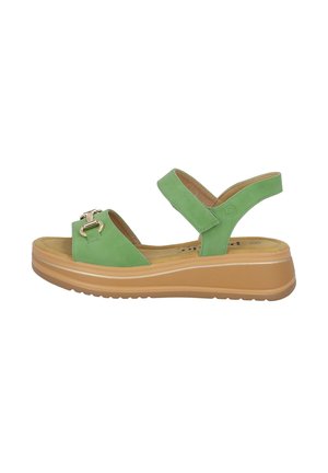 Grüne Wildledersandalen mit breitem Riemen, verstellbarem Rücken, goldener Schnalle und einer hellbraunen Keilsohle mit weißem Akzent.