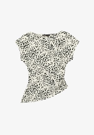 Blusa bianca a maniche corte con motivo a macchie nere irregolari, orlo curvo e scollo rotondo.
