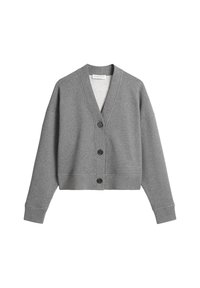 Cardigan gris en tissu doux, avec un col en V, des manches longues et une fermeture à boutons à l'avant avec quatre boutons noirs.