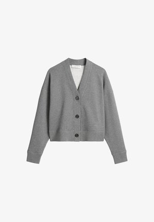Szary kardigan wykonany z miękkiego materiału, z dekoltem w serek, długimi rękawami i zapięciem na cztery czarne guziki z przodu.