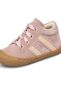 Baskets montantes en suède rose avec accents ivoire, semelle en caoutchouc texturée et lacets roses. Présente un design latéral brodé et un intérieur en velours doublé.