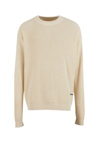 Pull en maille beige avec un col rond, des manches longues, des poignets côtelés et un accent logo subtil près de l'ourlet. Texture douce partout.