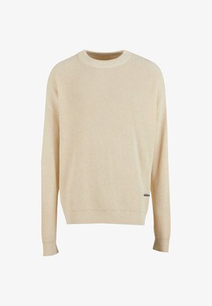 Világos bézs színű kötött pulóver bordás textúrával, kör alakú dekoltárral és ejtett vállakkal. Felhúzható mandzsettái és diszkrét logó részletei vannak.
